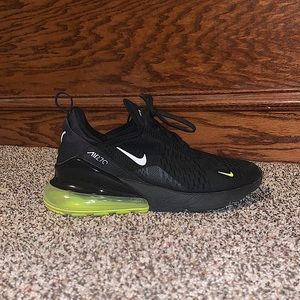 NIKE Air Max 270